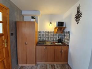 Kuchyňa alebo kuchynka v ubytovaní Pokoje i Apartamenty Regionalny Styl ul Króle 1a Zakopane