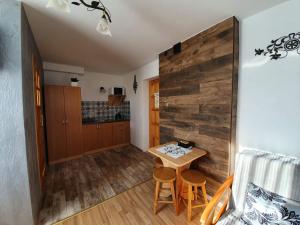 Kuchyňa alebo kuchynka v ubytovaní Pokoje i Apartamenty Regionalny Styl ul Króle 1a Zakopane
