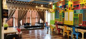 Reštaurácia alebo iné gastronomické zariadenie v ubytovaní Salaam Namastey Backpackers