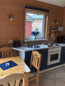Η κουζίνα ή μικρή κουζίνα στο Roter Ostseebungalow +3 φωτογραφίες