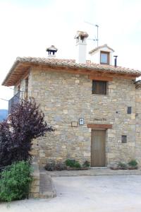 a stone building with a door on the side of it at Casa la Era in Nogueruelas