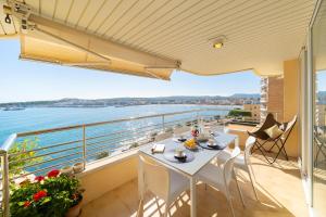 balcón con mesa, sillas y vistas al agua en Apartment Georgina, en L'Escala