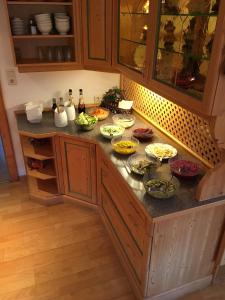 um balcão de cozinha com tigelas de comida em Pension-Greimelbacherhof em Ramsau am Dachstein