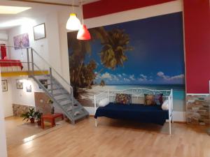 een woonkamer met een muurschildering van de oceaan bij Loft céntrico y confortable in Jerez de la Frontera