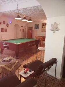 Biliár nebo kulečník v ubytování Residencia Los Conejos - Bike & Motorbike