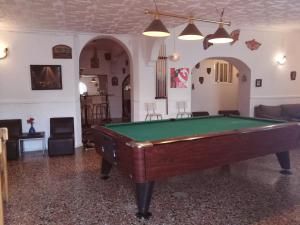 Biliár nebo kulečník v ubytování Residencia Los Conejos - Bike & Motorbike