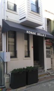un edificio blanco con un toldo azul. en KONAK BELLA 3, en Estambul