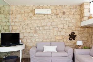 Televízia a/alebo spoločenská miestnosť v ubytovaní Stone House Modica