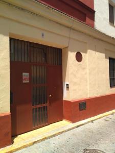 un edificio con una puerta marrón a un lado en Loft céntrico y confortable, en Jerez de la Frontera