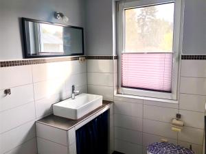 łazienka z umywalką i oknem w obiekcie Ferienhaus Isaro w mieście Ludwigsburg