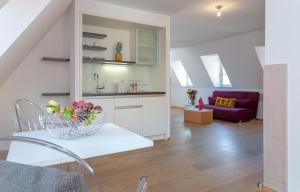 ein Wohnzimmer mit einem Tisch und einer Obstschale in der Unterkunft hezelhof hotel in Dinkelsbühl