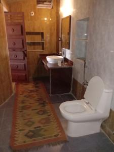 y baño con aseo y lavamanos. en Chhotaram Prajapat Home Stay en Jodhpur