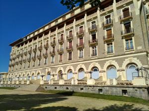 duży budynek z mnóstwem okien w obiekcie Studio à font romeu grand hôtel w mieście Font-Romeu-Odeillo-Via