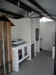 eine Garage mit einem weißen Backsteinofen in der Unterkunft Jasmin's Room Rental, Room # 3 in Moalboal