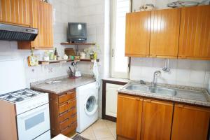 kuchnia ze zlewem i pralką w obiekcie CASA VACANZE da Rosy w mieście Ercolano