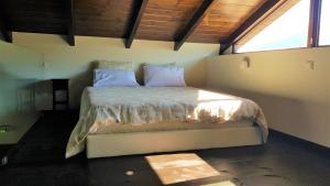 Postel nebo postele na pokoji v ubytování Lithos Villas