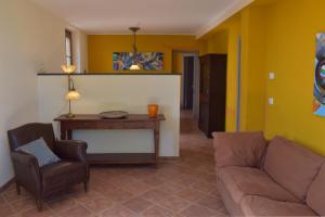 sala de estar con sofá y mesa en Casa Ciao Bella - Apartment Sunshine with shared pool en Carassai