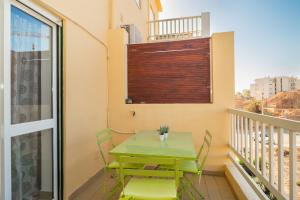 un pequeño balcón con mesa y sillas. en Apartamentos Castelos da Rocha, en Portimão