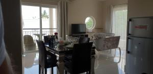 Μια τηλεόραση ή/και κέντρο ψυχαγωγίας στο Northern Pearl Luxury Apartments