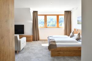 Cette chambre comprend deux lits et une télévision. dans l'établissement Guest House Vračko, à Zgornja Kungota