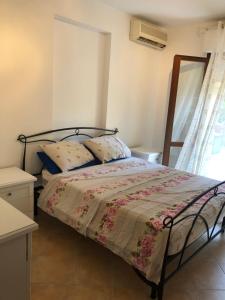 - une chambre avec un lit et une fenêtre dans l'établissement Casa Certosina, à Alghero