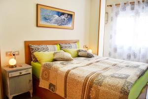 sypialnia z łóżkiem i oknem w obiekcie Sant Pere 139 Apartments w mieście El Campello