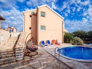 uma villa com uma piscina e uma casa em Splendid Holiday Home in Jasenice em Maslenica