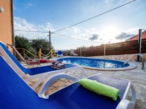 uma piscina com escorrega e um baloiço em Splendid Holiday Home in Jasenice em Maslenica