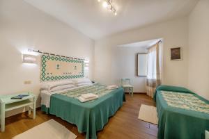 Postel nebo postele na pokoji v ubytování Hotel Le Mimose