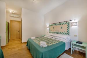 Postel nebo postele na pokoji v ubytování Hotel Le Mimose