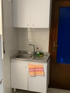 una cucina con lavandino, forno e lavandino di DEA PARTHENOPE a Napoli