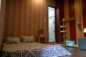 Tempat tidur dalam kamar di Hà Tiên Homestay