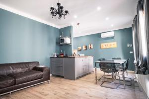 ヴェネツィアにあるCalle Longa Residenza Quaggioのソファとテーブルのあるリビングルーム