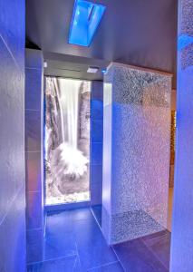 einen Aufzug in einem Zimmer mit Wasserfall in der Unterkunft Alpenbad Hotel Hohenhaus in Tux