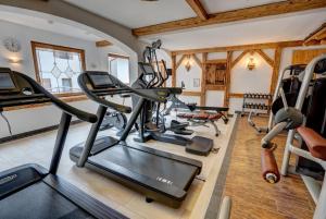 Fitness centrum a/nebo fitness zařízení v ubytování Alpenbad Hotel Hohenhaus