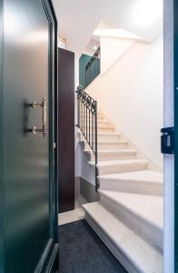ヴェネツィアにあるCalle Longa Residenza Quaggioの緑の扉のある家の階段