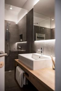 A bathroom at Sambucus Apartments -Premium Apartments for You and Your Dog