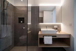 A bathroom at Sambucus Apartments -Premium Apartments for You and Your Dog