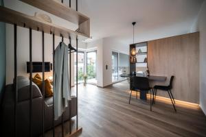 A seating area at Sambucus Apartments -Premium Apartments for You and Your Dog