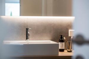 A bathroom at Sambucus Apartments -Premium Apartments for You and Your Dog