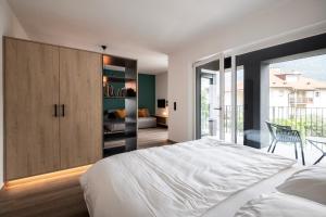 A bed or beds in a room at Sambucus Apartments -Premium Apartments for You and Your Dog