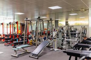 ein Fitnessstudio mit vielen Geräten und Maschinen in der Unterkunft Axis Ponte de Lima Golf Resort Hotel in Ponte de Lima