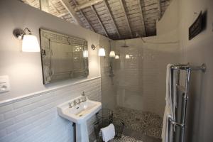 een badkamer met een wastafel en een spiegel bij L’Al Golette in Namen