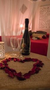 - une bouteille de champagne et 2 verres à vin sur une table dans l'établissement Buze Luxury Suite, à Ostuni