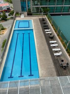 - une vue sur la piscine au-dessus d'un bâtiment dans l'établissement Kuching Imperial Suites Cozy Corner, à Kuching