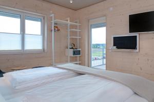 1 dormitorio con 1 cama grande y TV de pantalla plana en Schlafzimmer en Dinkelsbühl