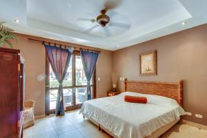 1 dormitorio con 1 cama y ventilador de techo en Bahia Encantada, en Las Mantas