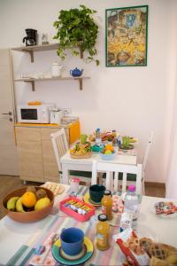 una cocina con una mesa con comida. en La Casa dei Nonni en Livorno