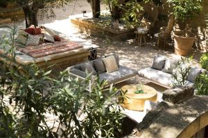 Κήπος έξω από το Le Vieux Castillon