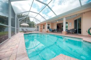 Swimmingpoolen hos eller tæt på Villa Holiday Sunrise